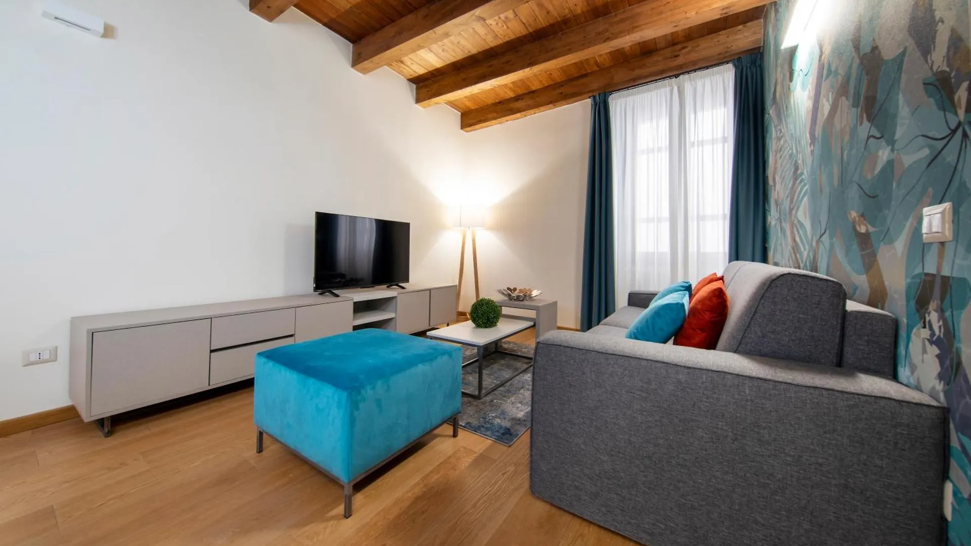 Suite Deluxe In Palazzo Storico - Centro Sassari - Appartamento Calvi 0*,  Italia